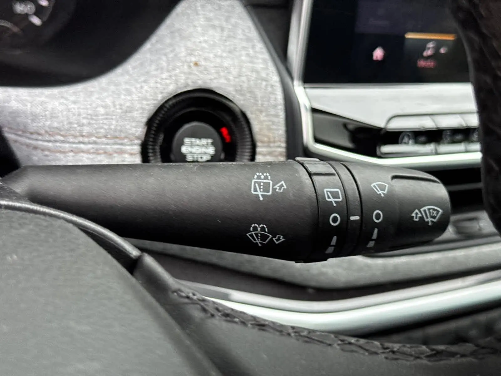 2023 Jeep Compass Latitude Lux photo 18