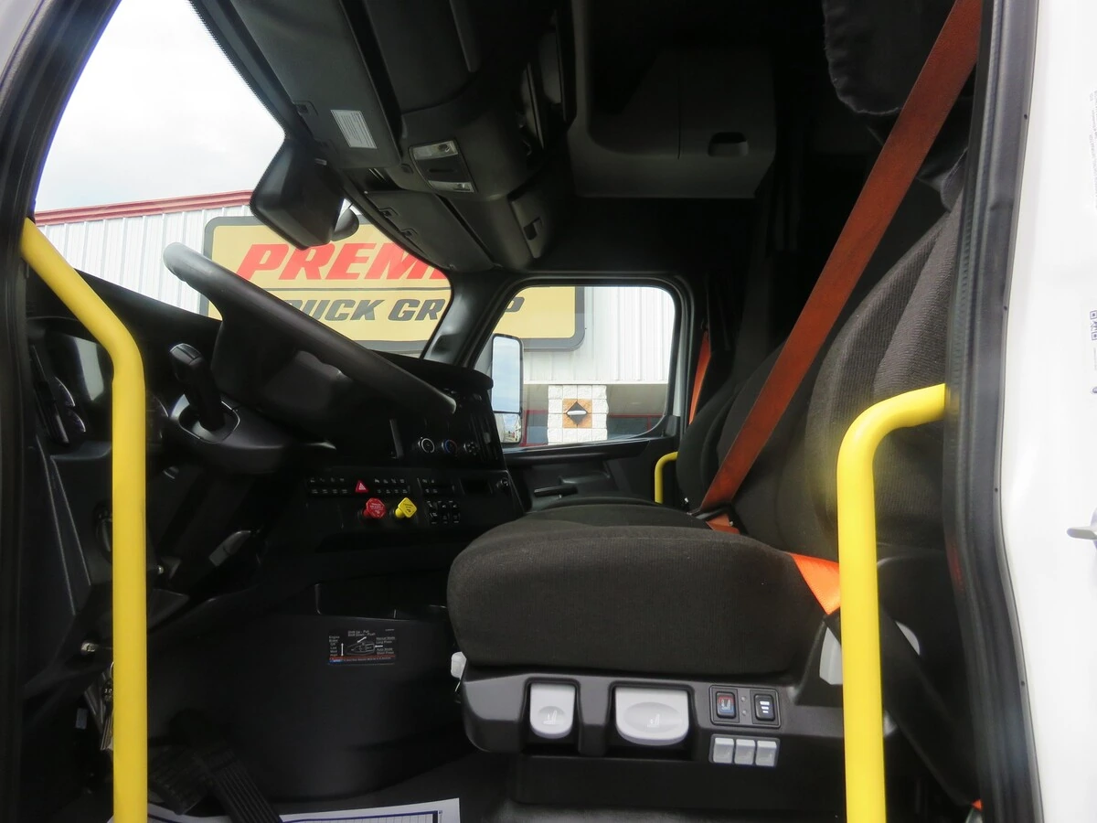 2024 Freightliner Cascadia - image 13