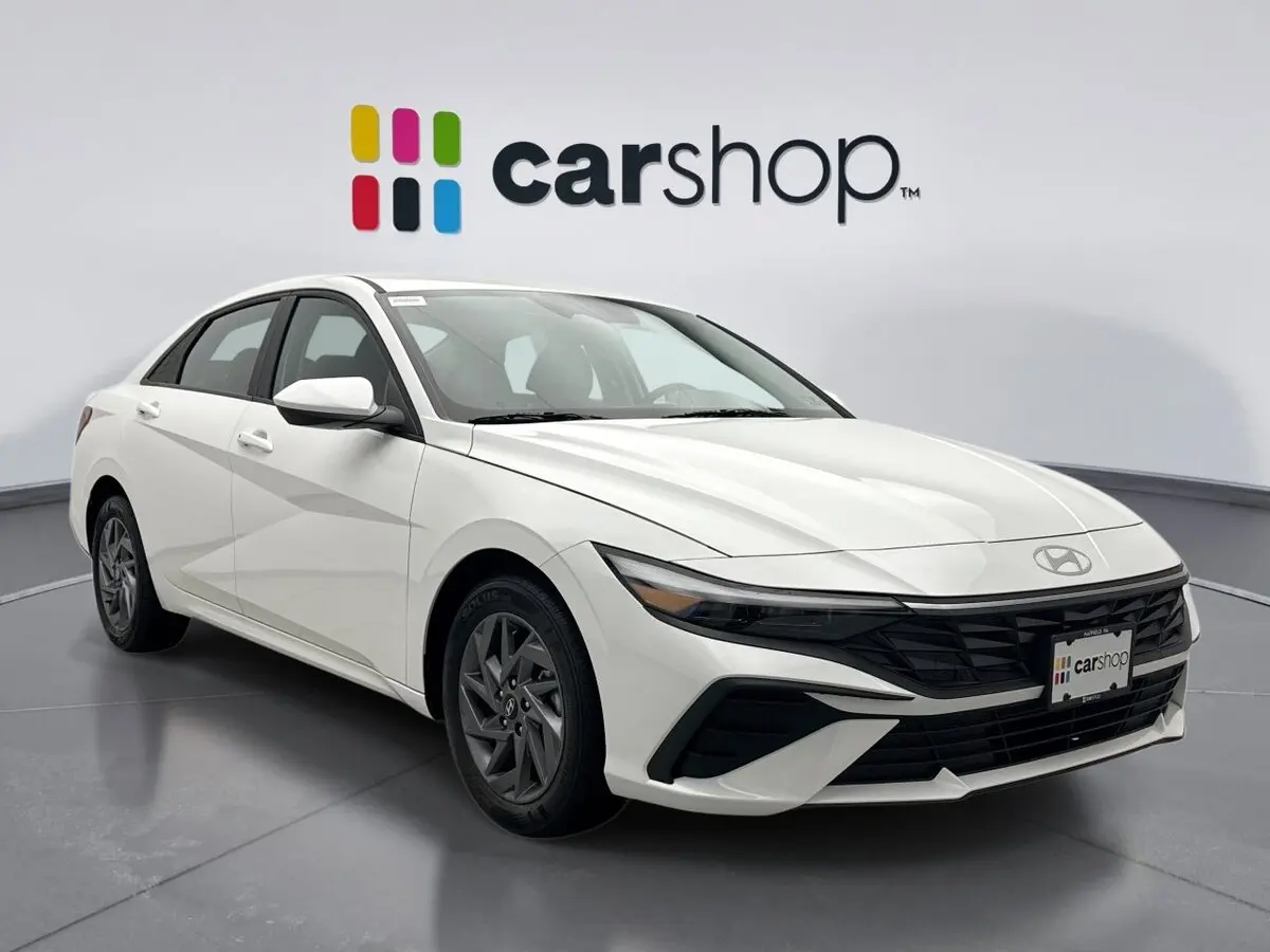 2024 Hyundai Elantra SEL photo 4