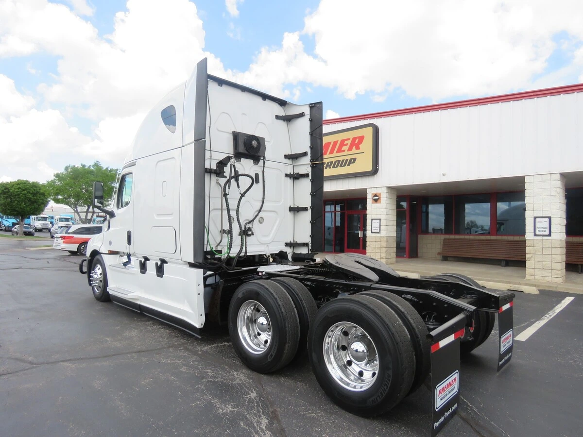 2022 Freightliner Cascadia - image 3