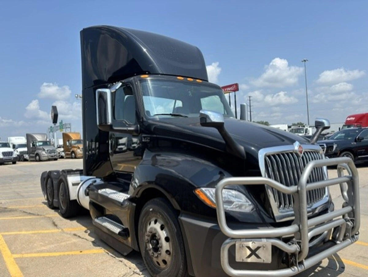 2022 International LT in Davenport, IA — photo 3