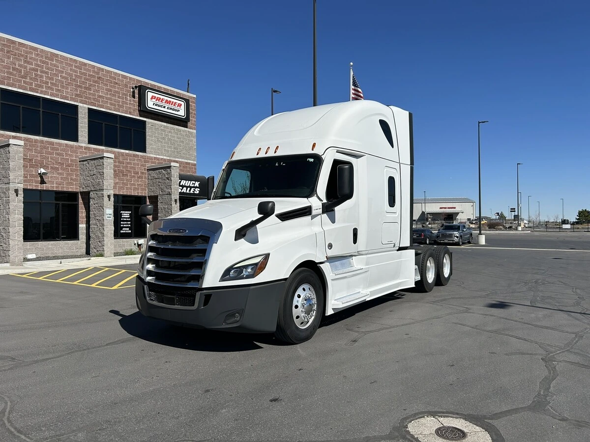 2022 Freightliner Cascadia - image 1