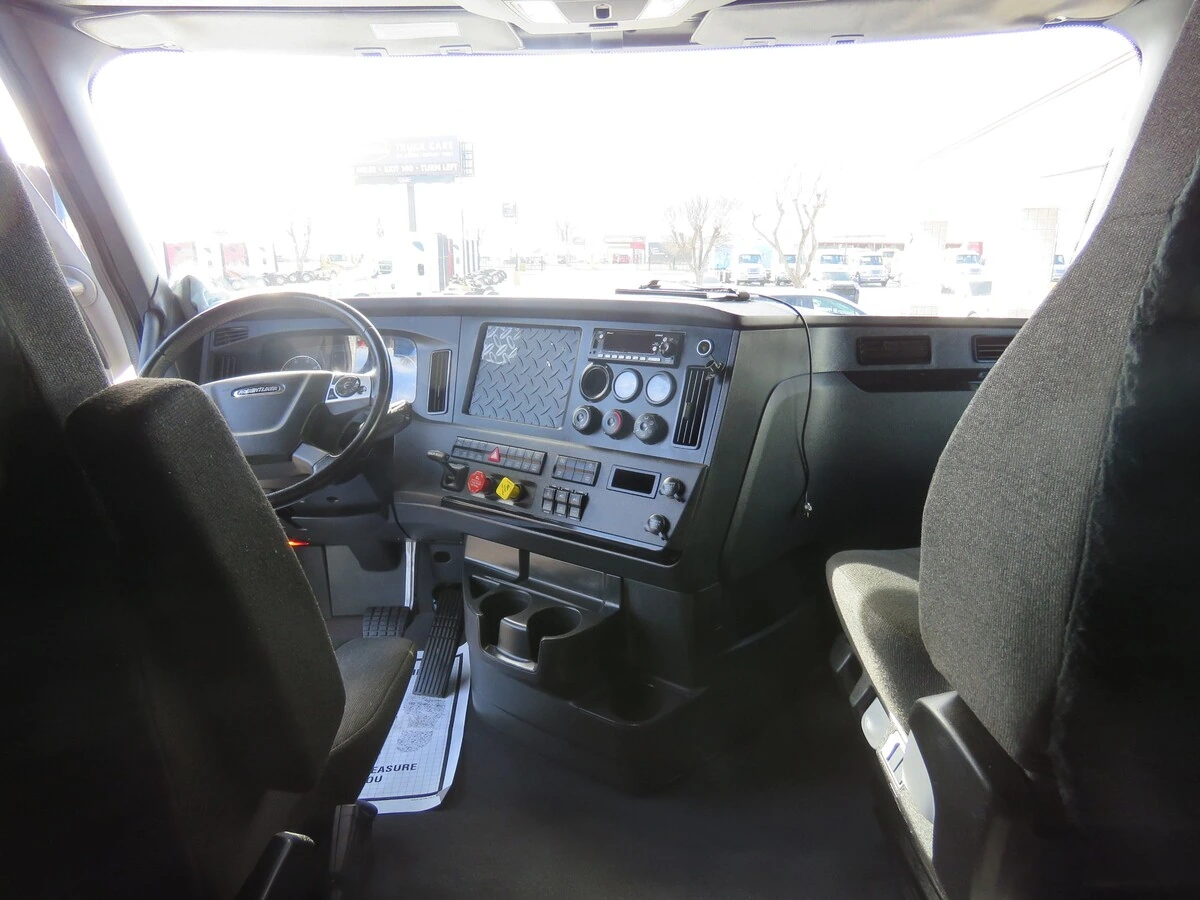 2023 Freightliner Cascadia - image 20