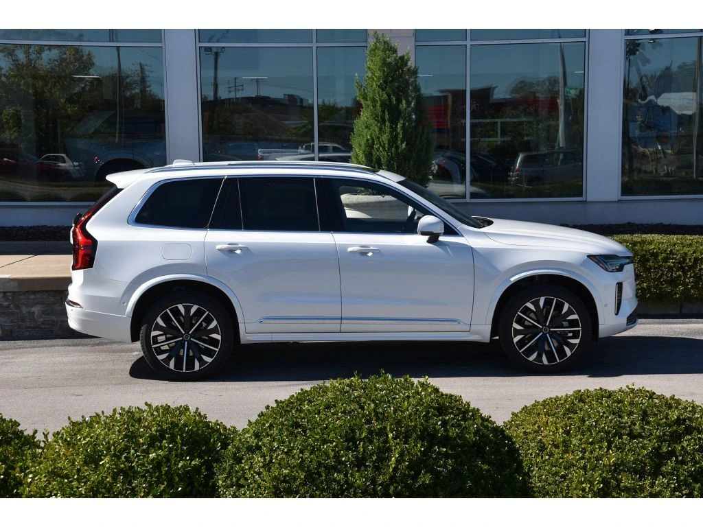 2026 Volvo - image 3