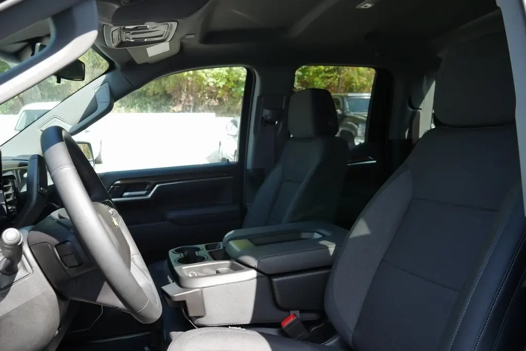 2025 Chevrolet Silverado 1500 LT photo 9