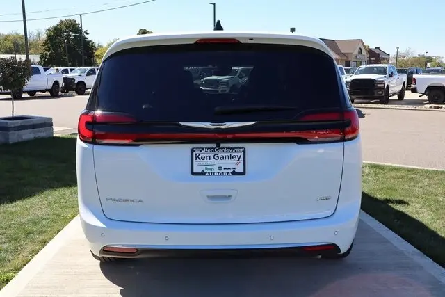 2026 Chrysler Pacifica photo 33