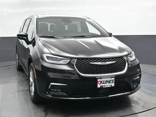 2026 Chrysler Pacifica photo 3