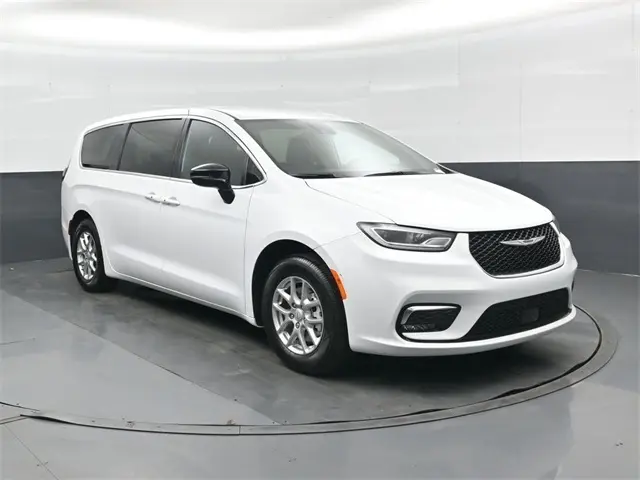 2026 Chrysler Pacifica Select's photo