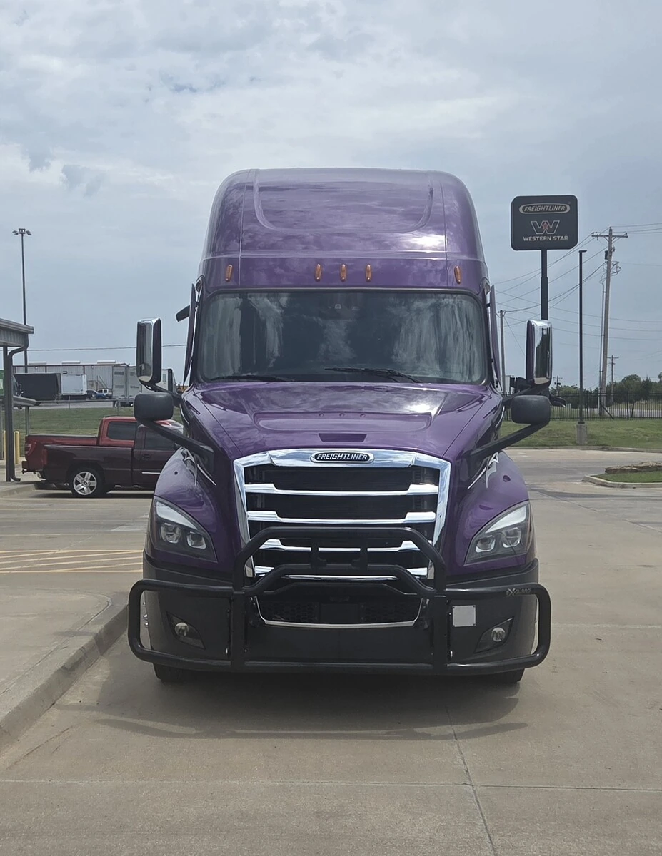 2025 Freightliner Cascadia — photo 2