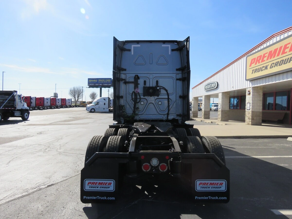 2022 Freightliner Cascadia - image 5