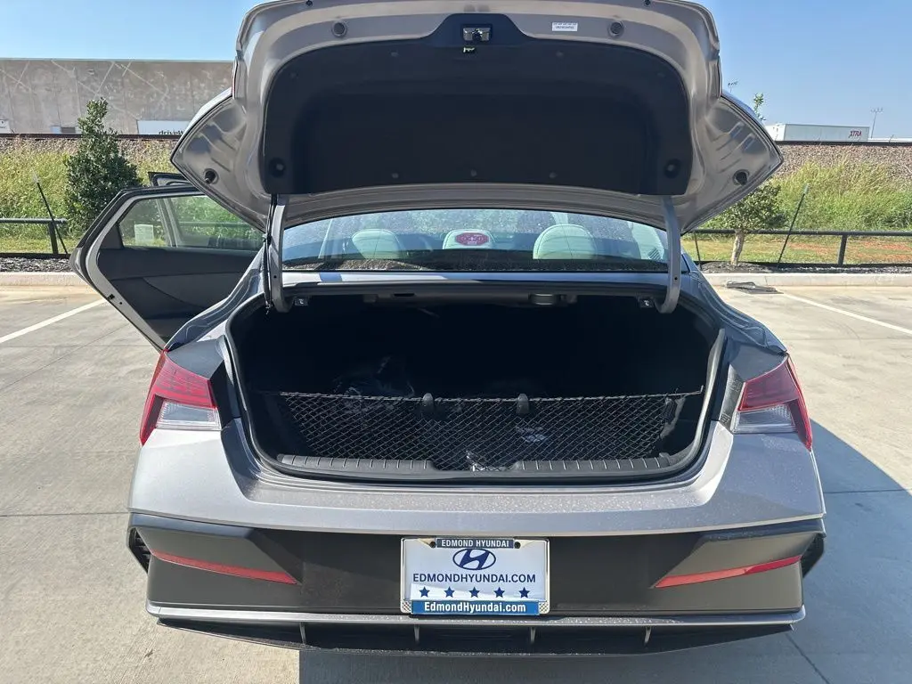 2025 Hyundai Elantra Limited photo 15