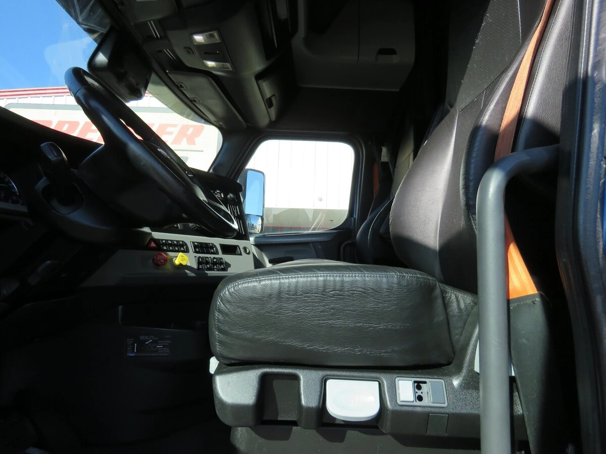 2022 Freightliner Cascadia - image 13