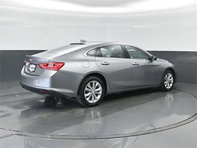 2024 Chevrolet Malibu 1LT photo 2