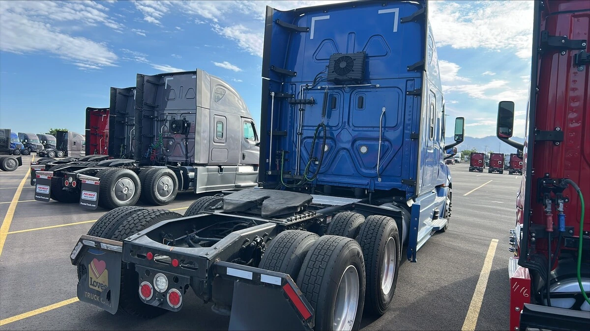2023 Freightliner Cascadia — photo 2