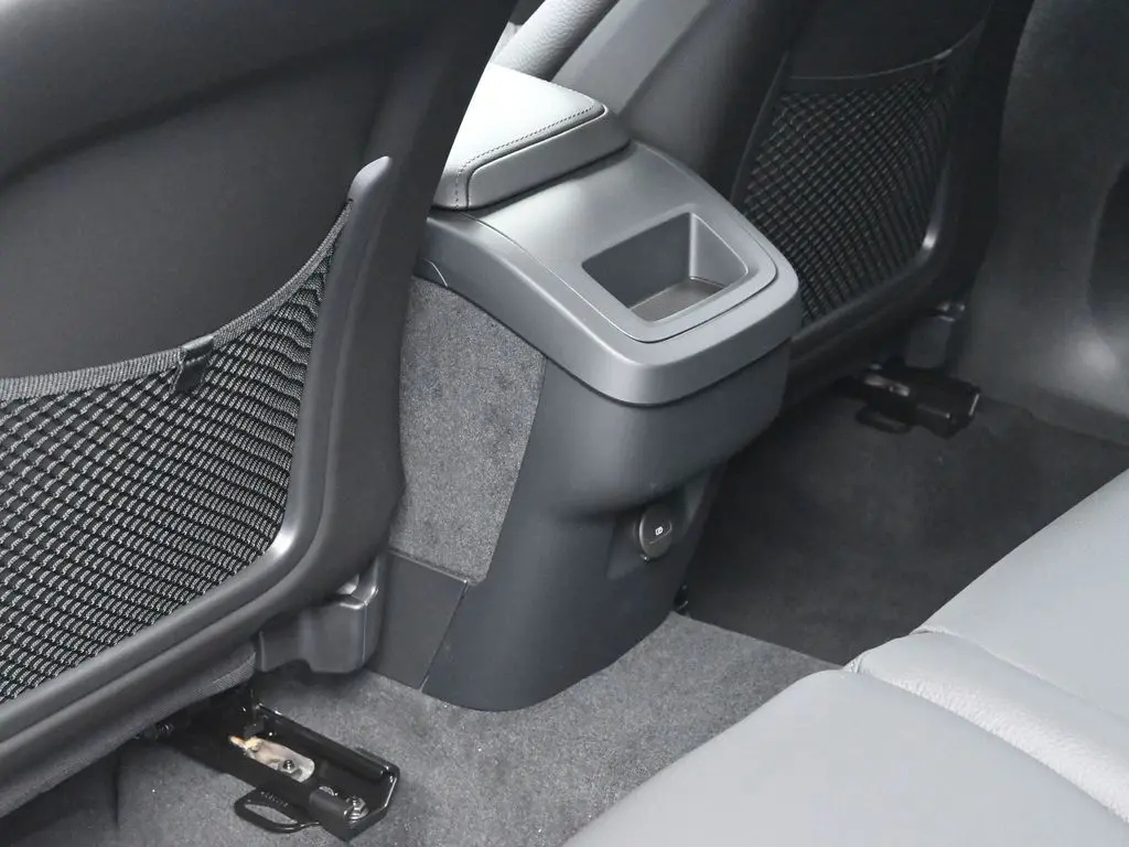 2025 Volvo - image 25