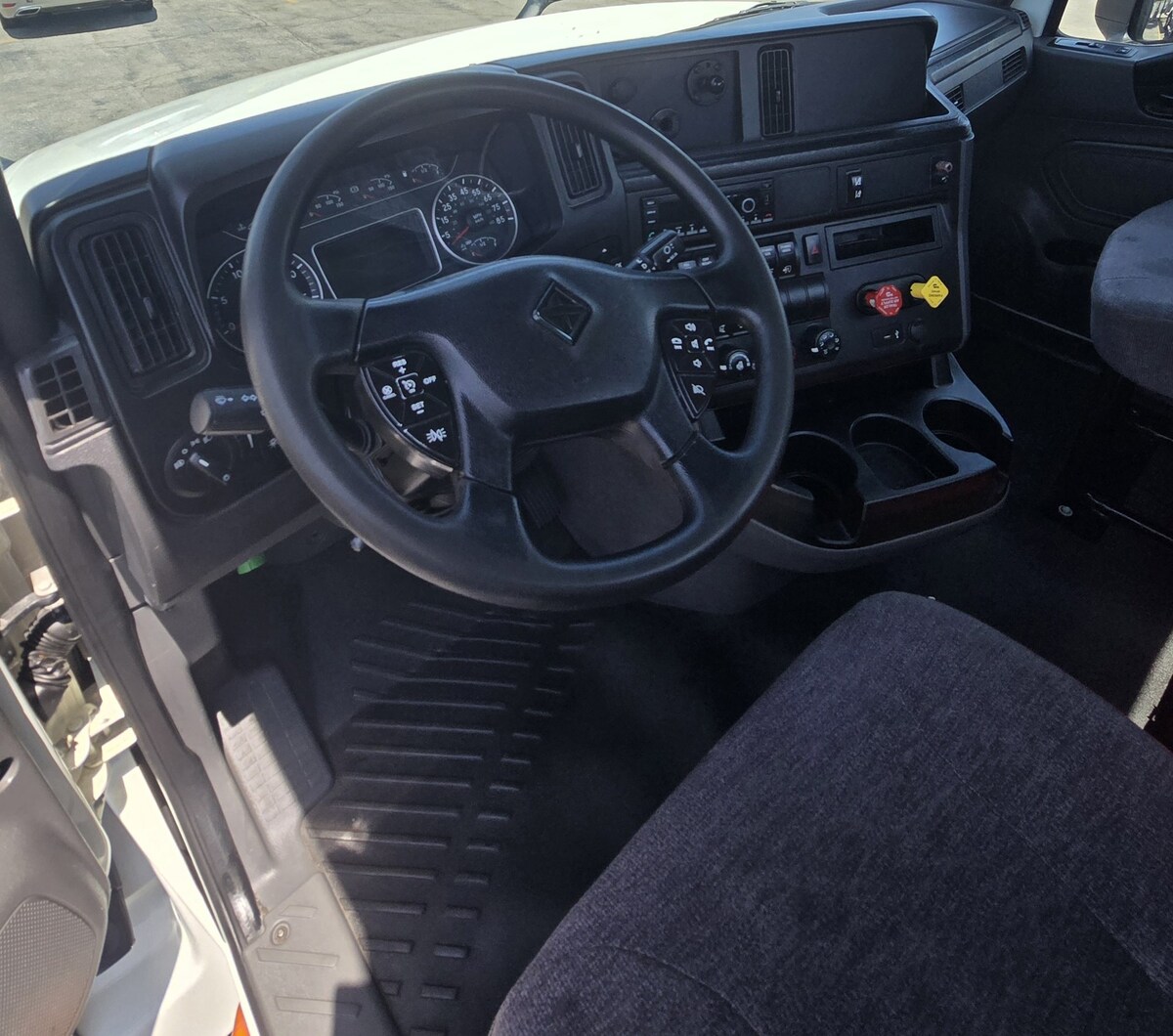 2021 International LT in CA — photo 8