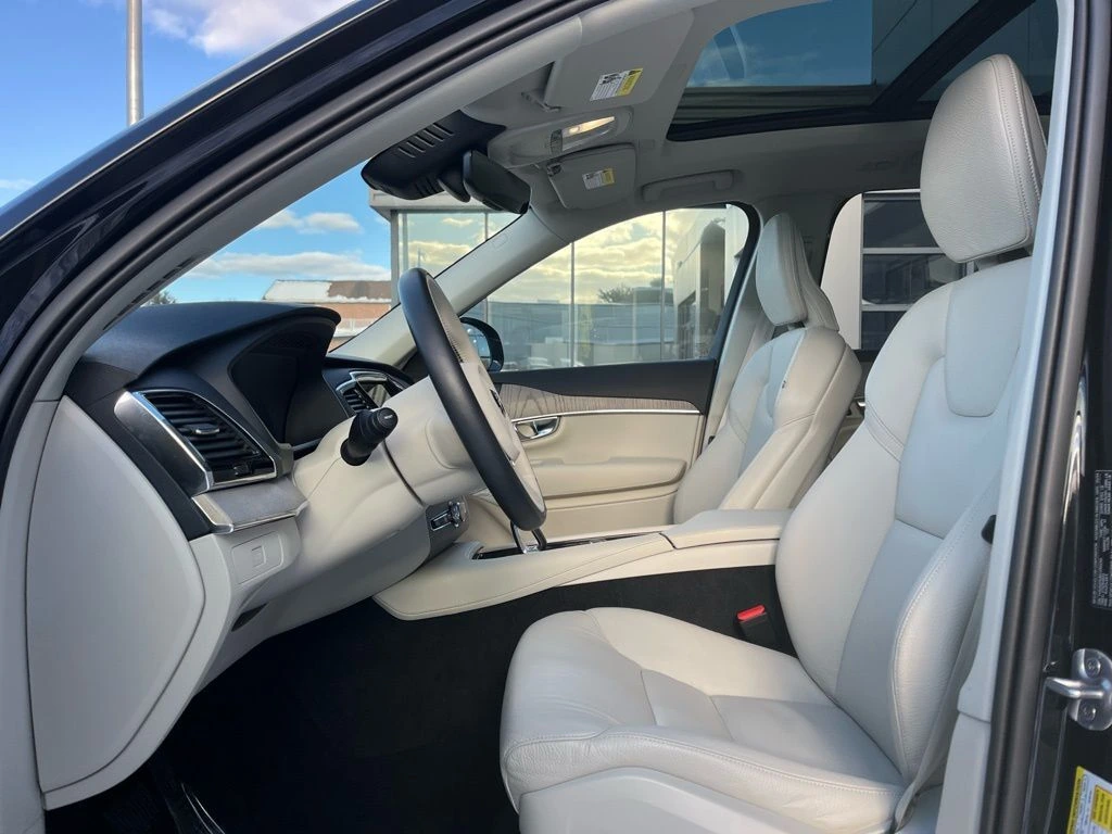 2025 Volvo - image 16