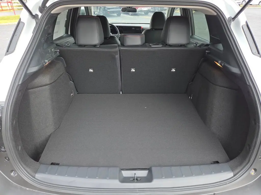 2026 Nissan Kicks SR photo 12