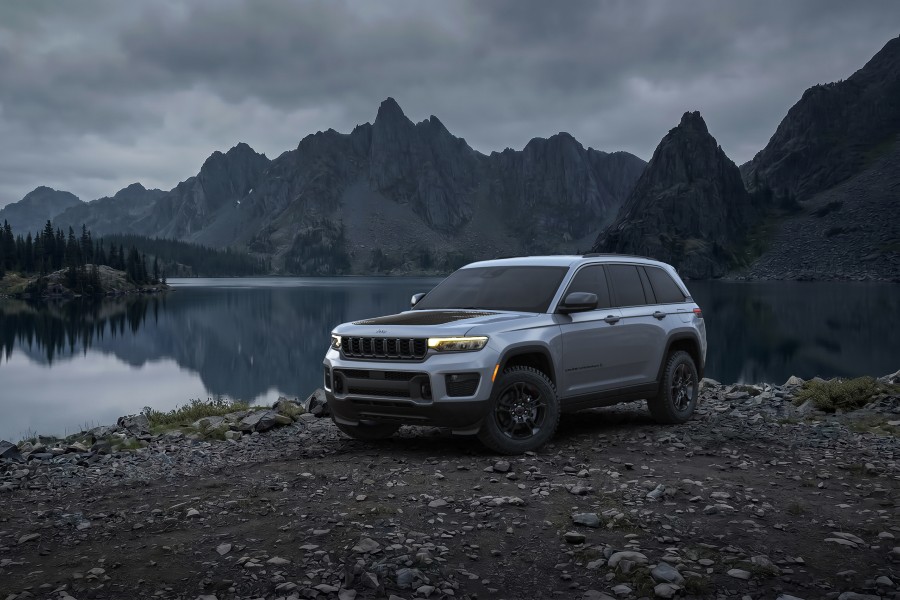 2027 Jeep Grand Cherokee Upland Exterior Driver Side Front Profile