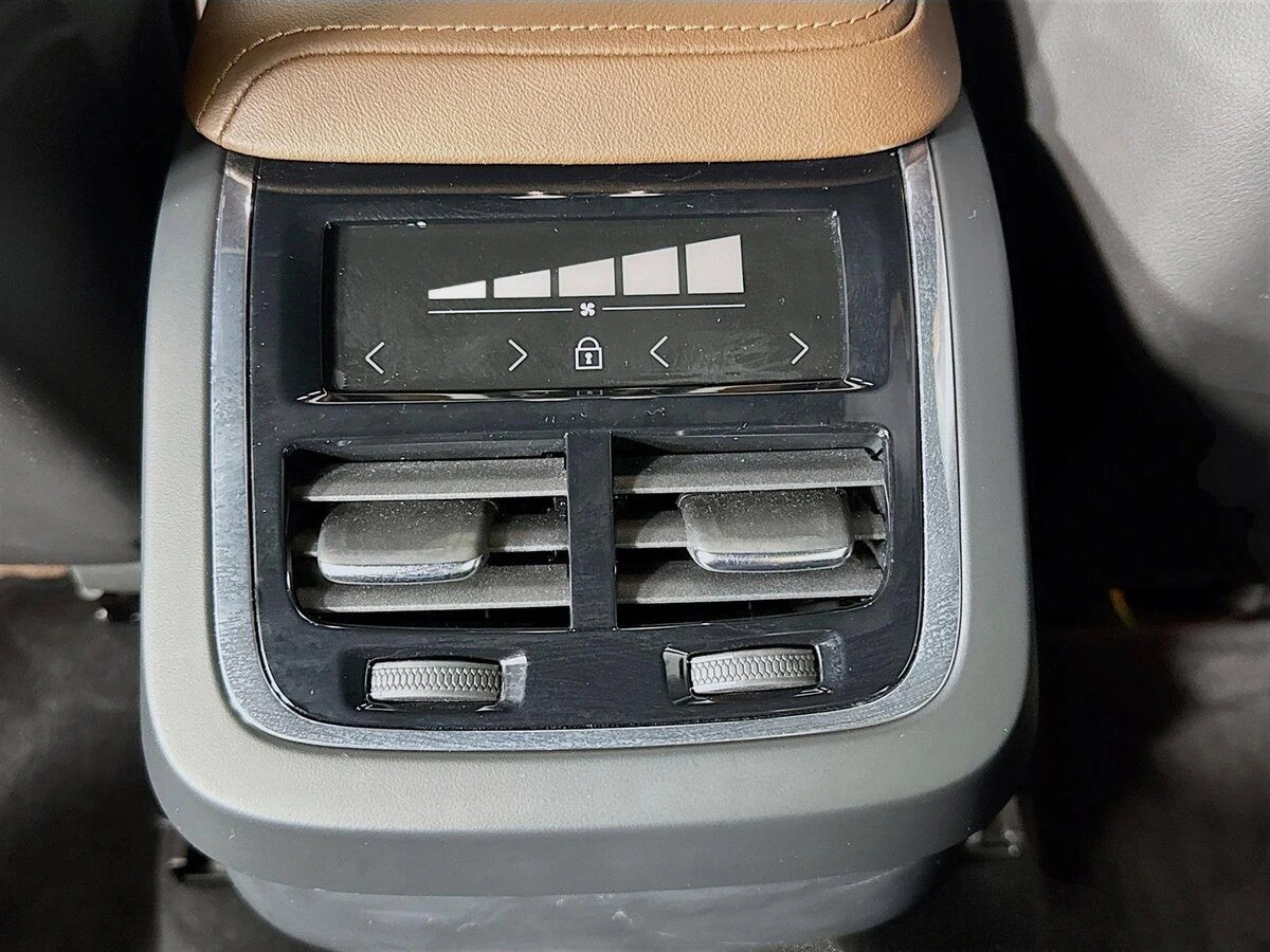 2023 Volvo - image 27