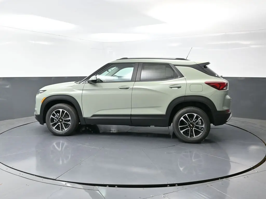 2026 Chevrolet Trailblazer LT photo 2