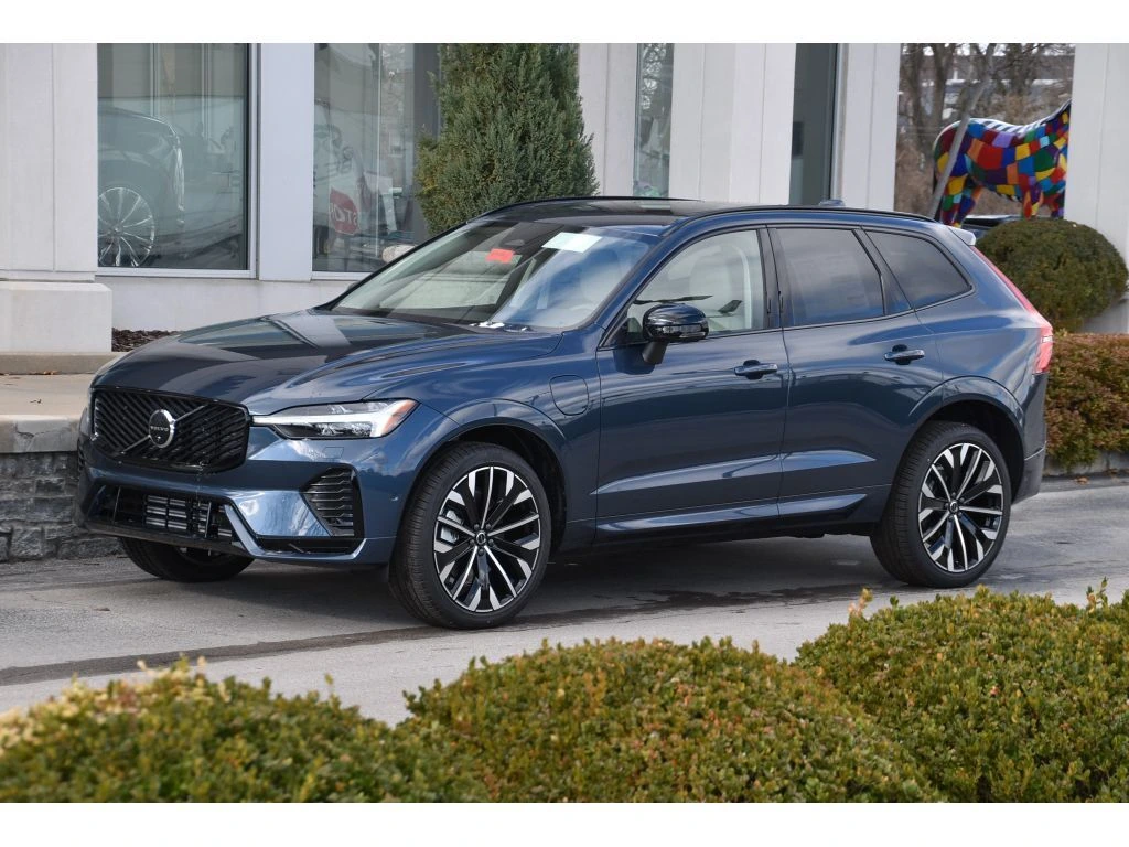 2026 Volvo - image 7