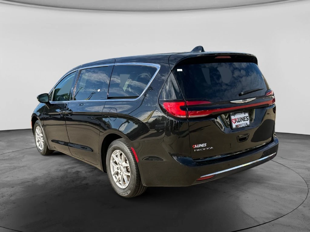 2024 Chrysler Pacifica Touring L - Photo 8