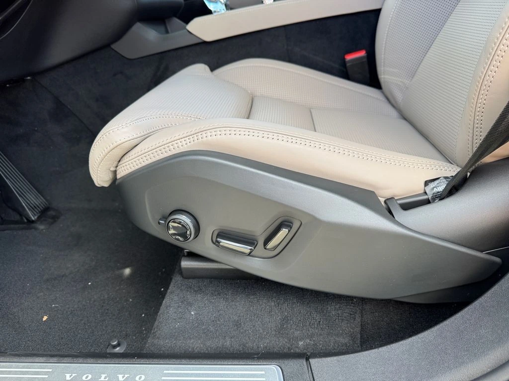 2026 Volvo - image 15