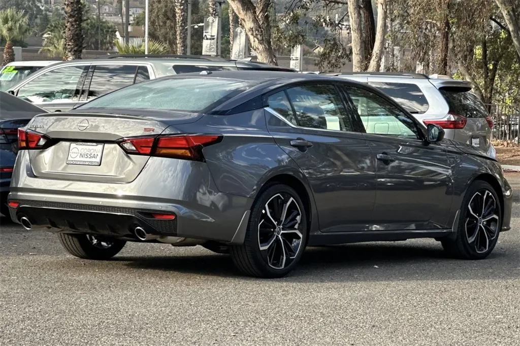 2025 Nissan Altima 2.5 SR photo 4