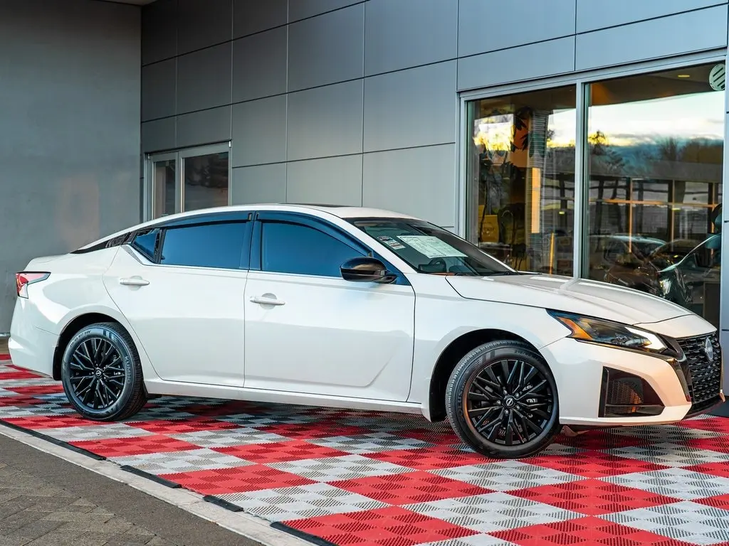 2024 Nissan Altima 2.5 SR photo 2