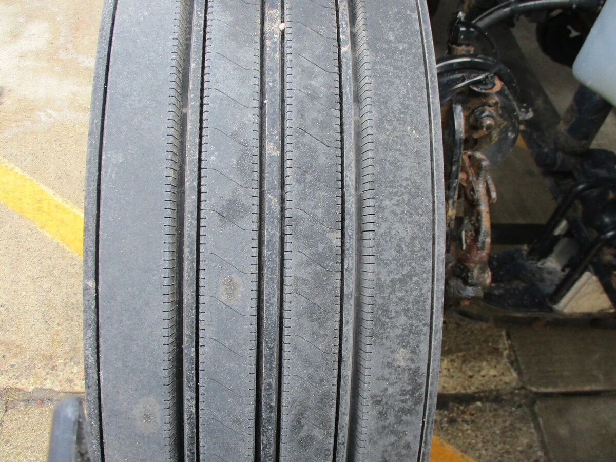 2019 International LT - image 7