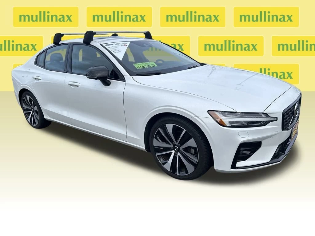 2022 Volvo S60 Momentum's photo