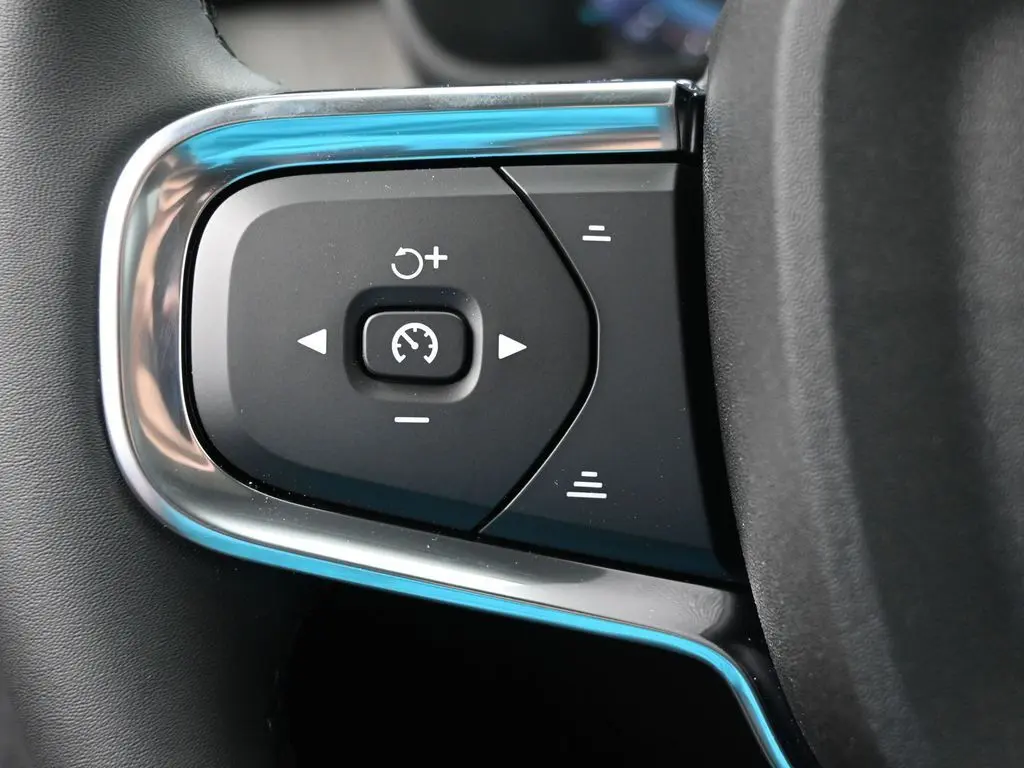 2025 Volvo - image 16