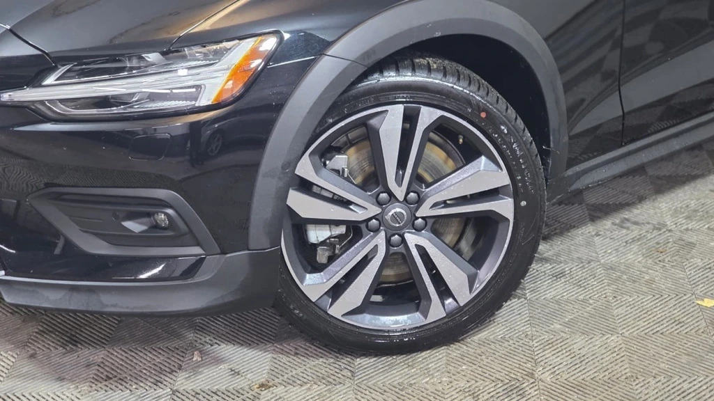 2025 Volvo - image 2