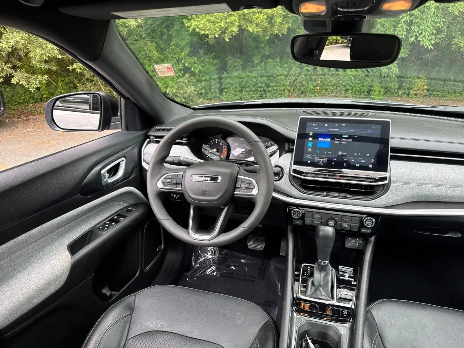 2023 Jeep Compass Latitude Lux photo 33