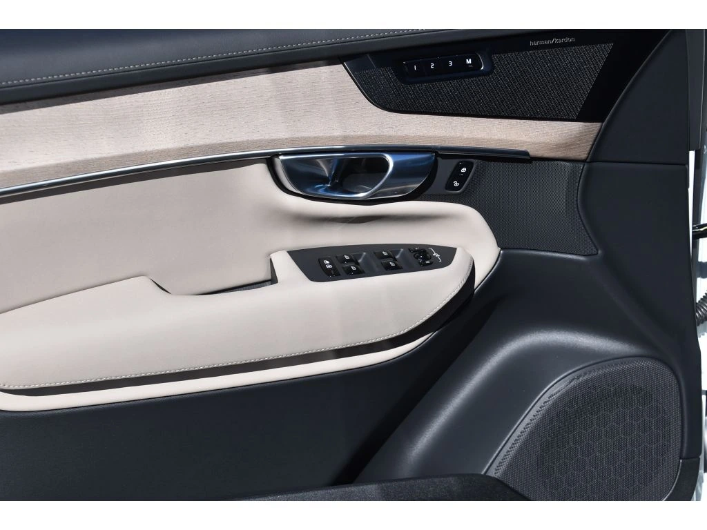 2026 Volvo - image 27