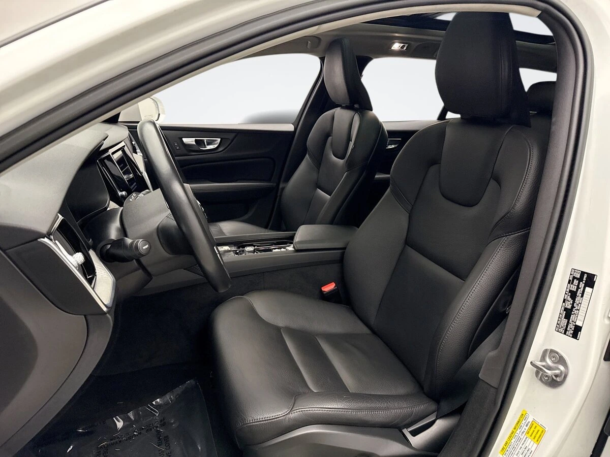 2022 Volvo - image 11