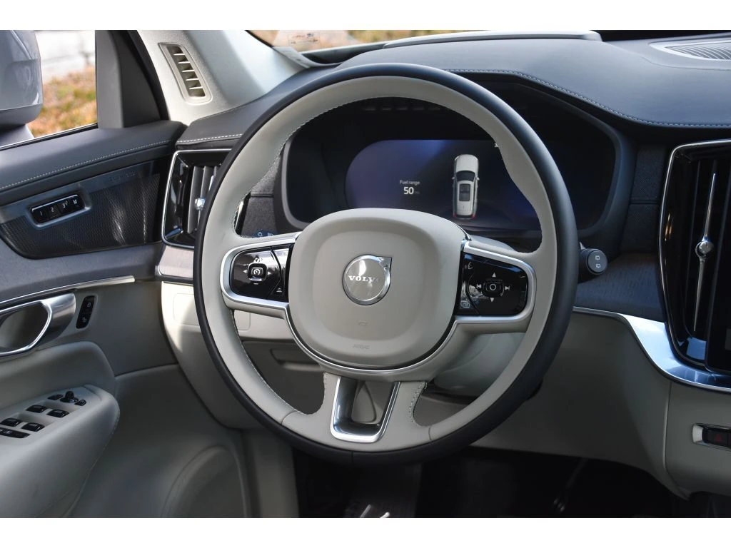 2026 Volvo - image 15