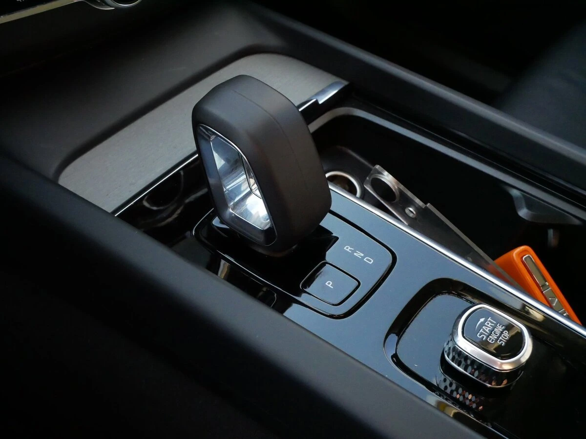 2025 Volvo - image 24