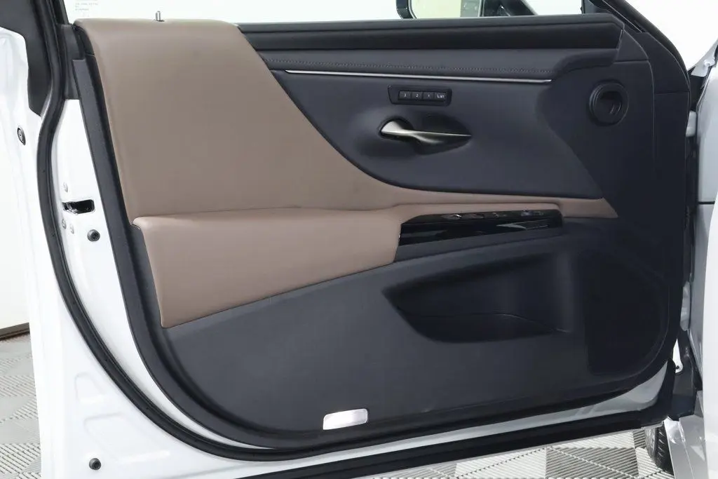 2025 Lexus ES 300h photo 7