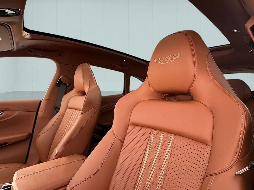 2026 Aston Martin DBX 707 - Photo 37