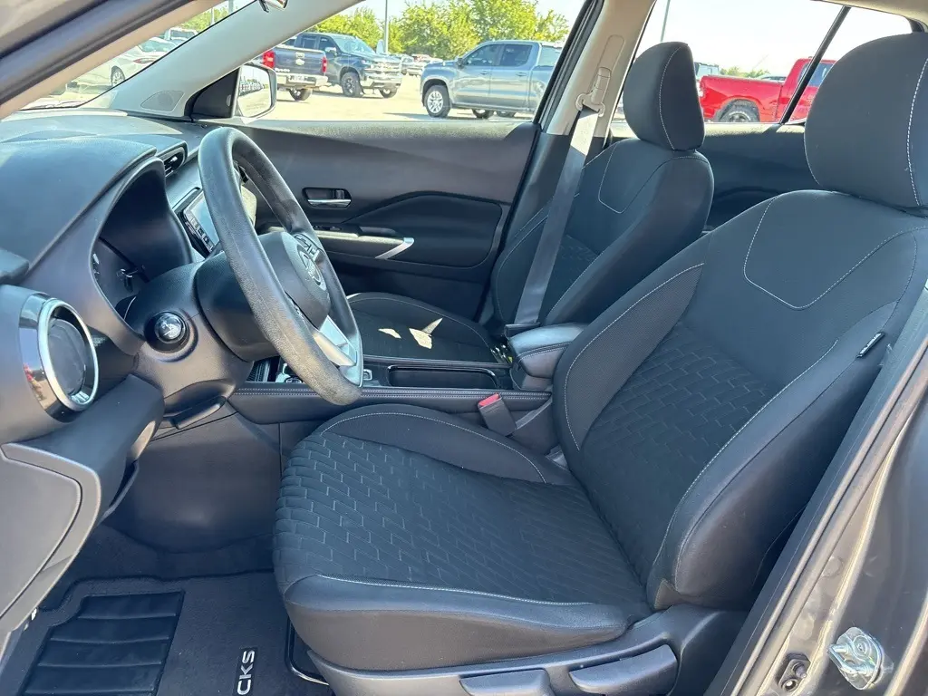 2022 Nissan Kicks SV photo 9
