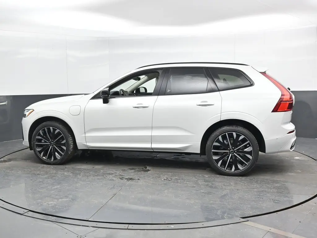 2026 Volvo - image 7