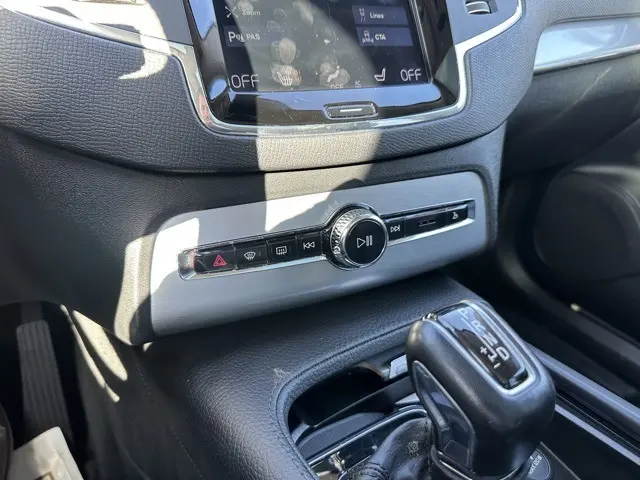 2018 Volvo XC90 T6 AWD Momentum photo 21