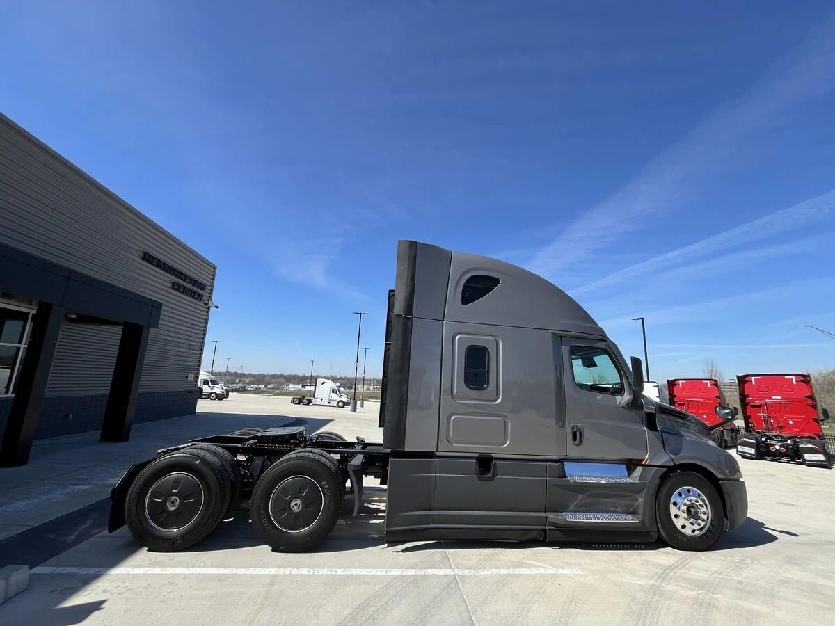 2022 Freightliner Cascadia - image 10