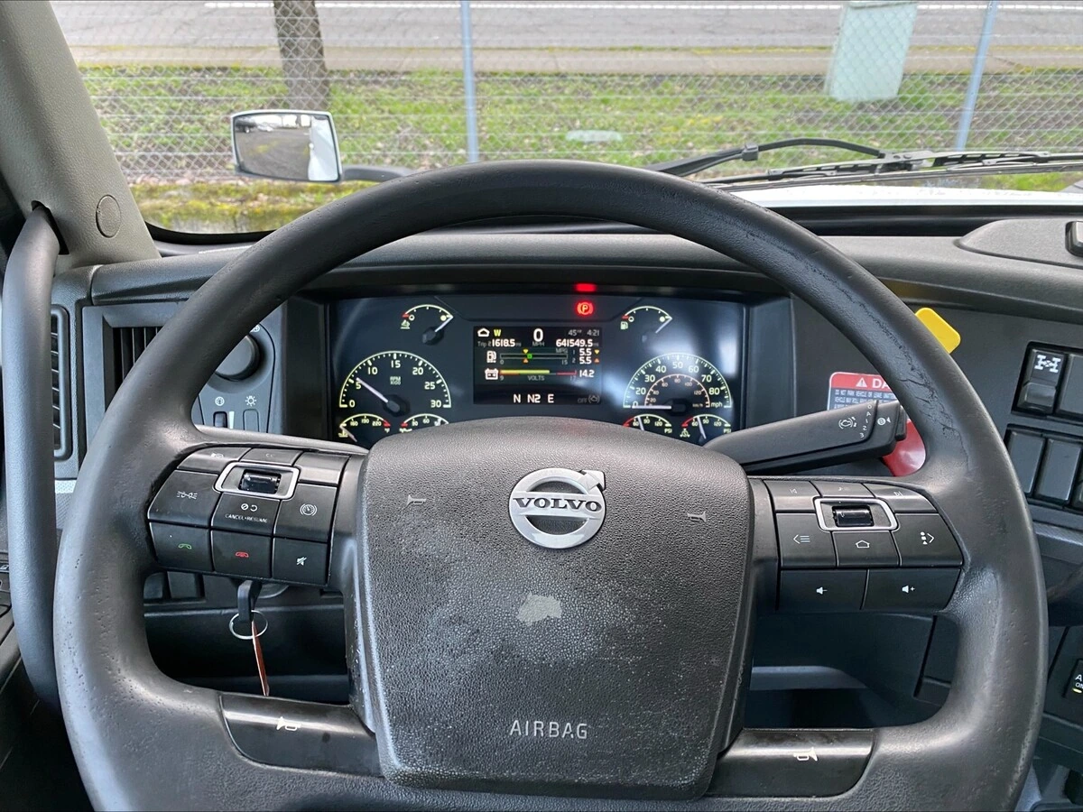 2018 Volvo VNL 860 - image 8