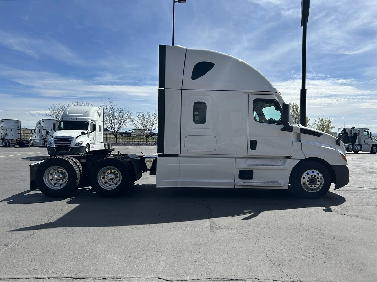 2022 Freightliner Cascadia - image 5