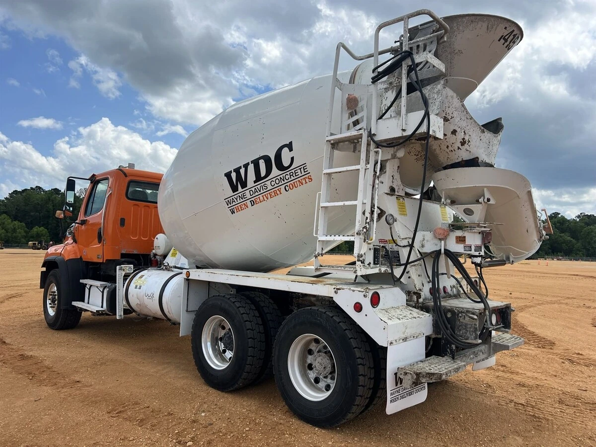 2017 Freightliner 114SD - image 5