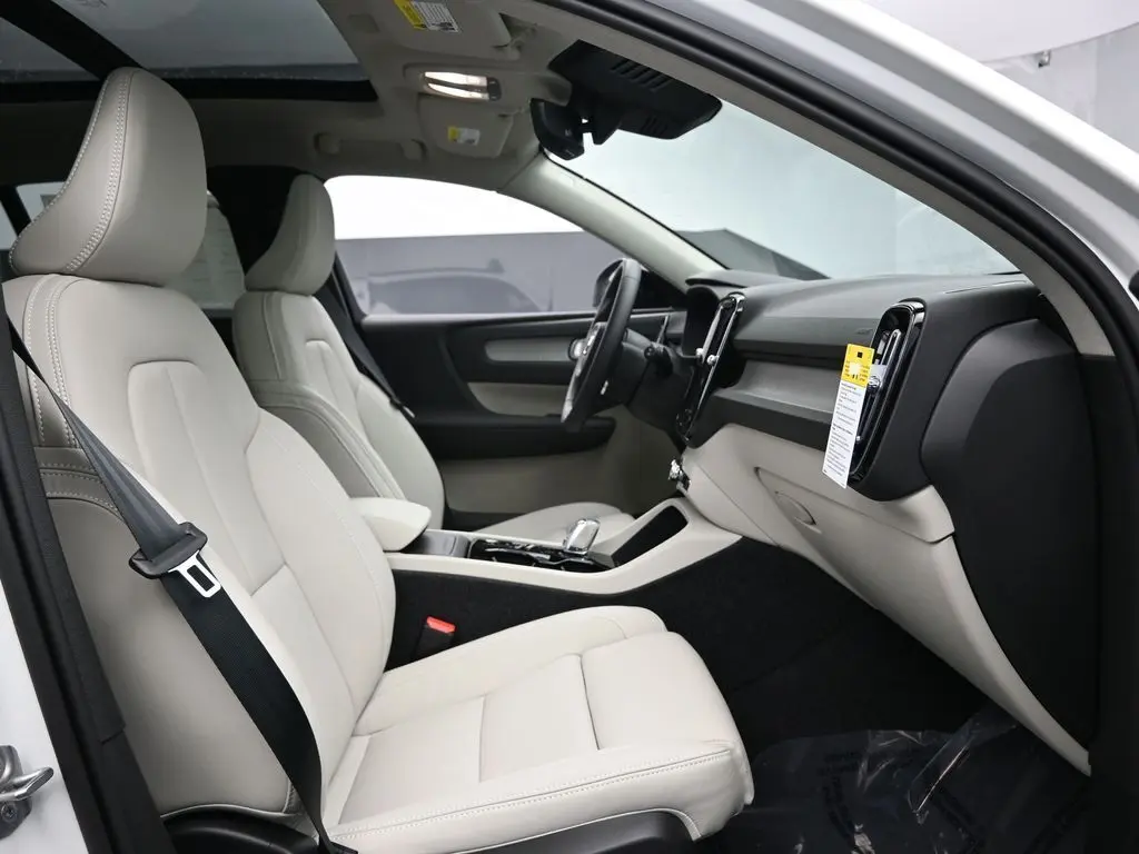 2026 Volvo - image 28