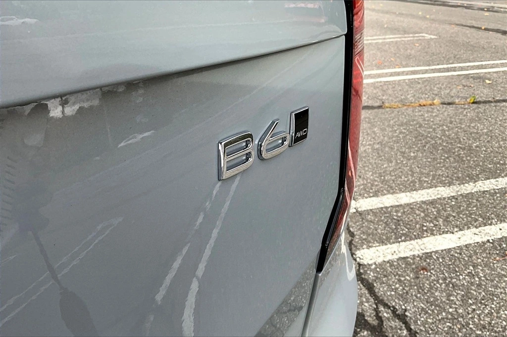 2026 Volvo - image 8